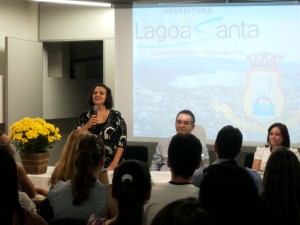 A representante da coordenação do CEABSF, Celina de Oliveira, fala durante a aula inaugural. Ao lado, o prefeito de Lagoa Santa, Rogério Avelar. 1