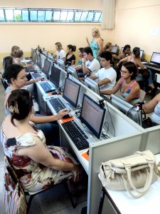 Os alunos do CEABSF durante a aula de introdução à Plataforma Ágora. Os alunos do CEABSF durante a aula de introdução à Plataforma Ágora.