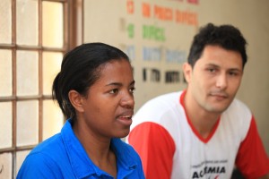 Fabiana Gonçalves perdeu 40 kg com a ajuda do plano de intervenção proposto por Bruno Saldanha (em segundo plano)